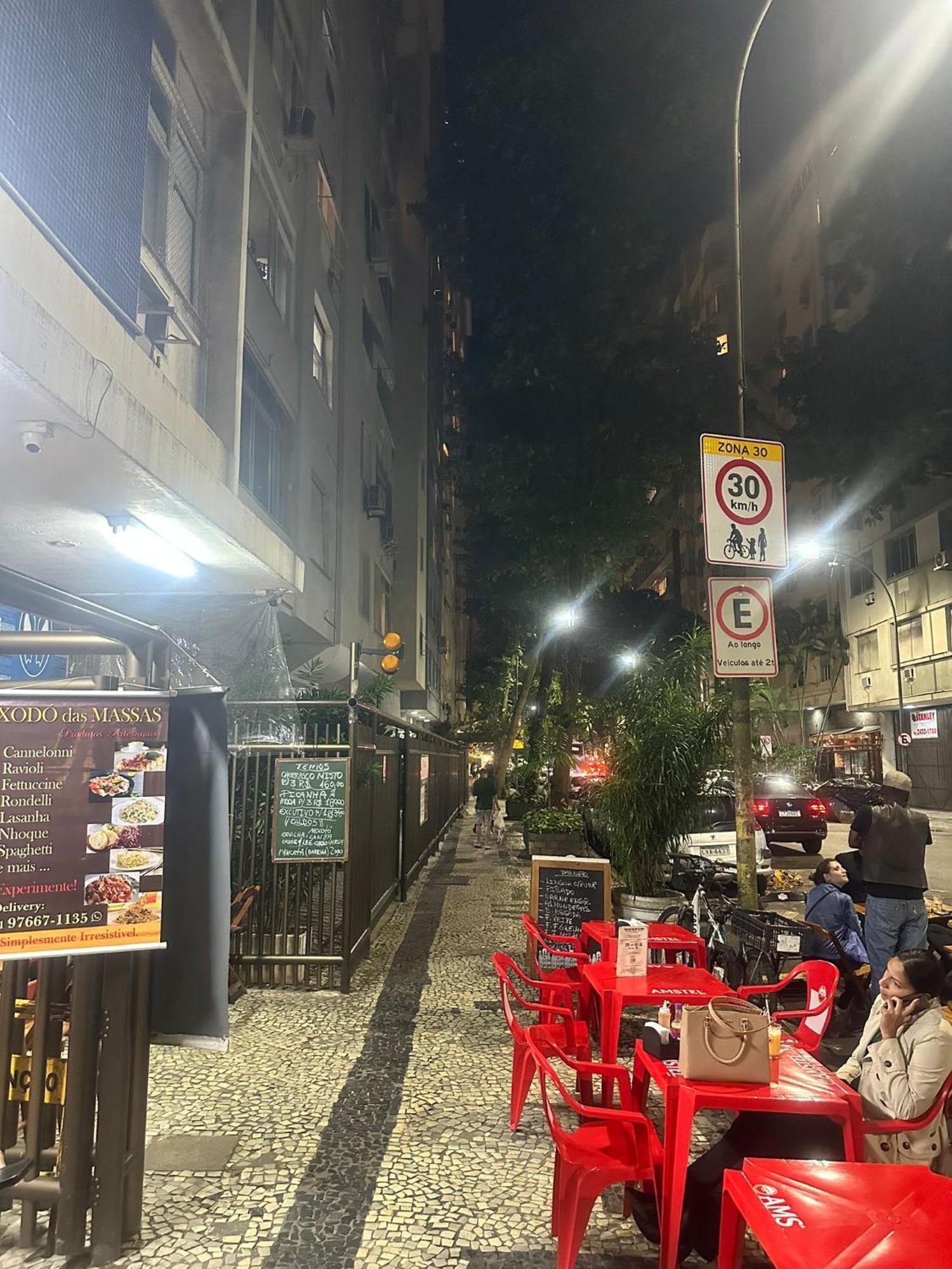 Copacabana / Lema, A Uma Quadra Da *